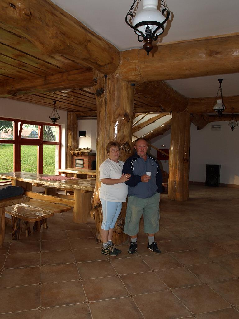 Erdély_2008_110.jpg - Pajáék a Fatányéros ebédlőjében.