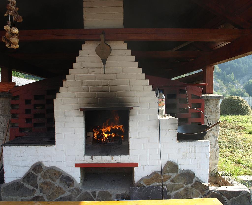 Erdély_2008_115.jpg - fűlik a kemence.