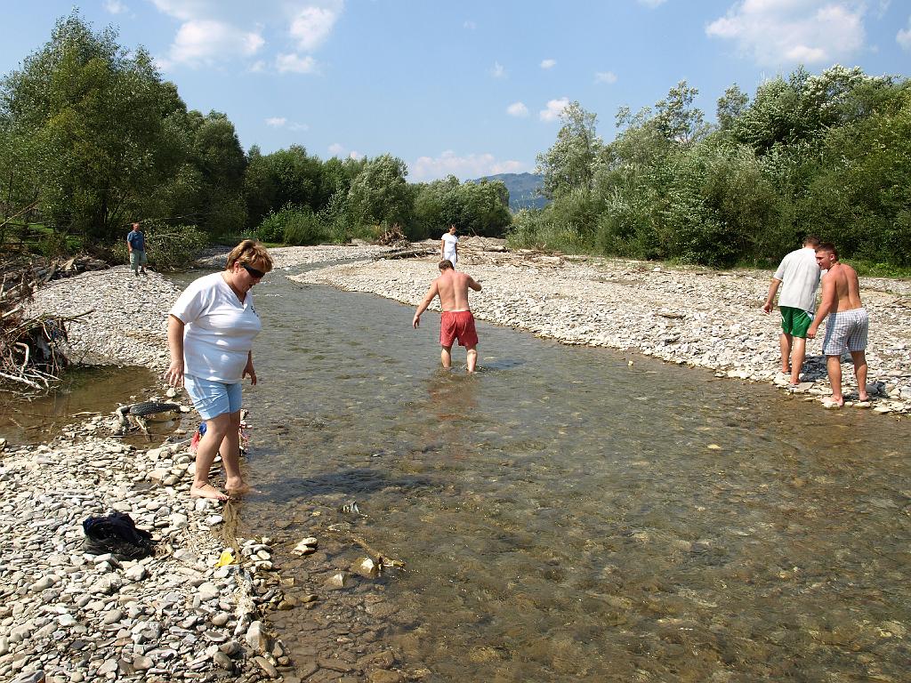 Erdély_2008_156.jpg - Zsuzsi is megmossa.
