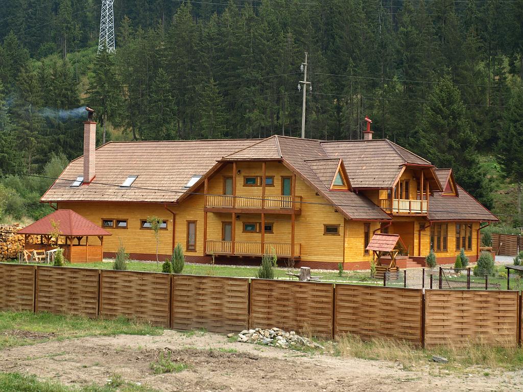 Erdély_2008_203.jpg - egy panzió az út mellett.