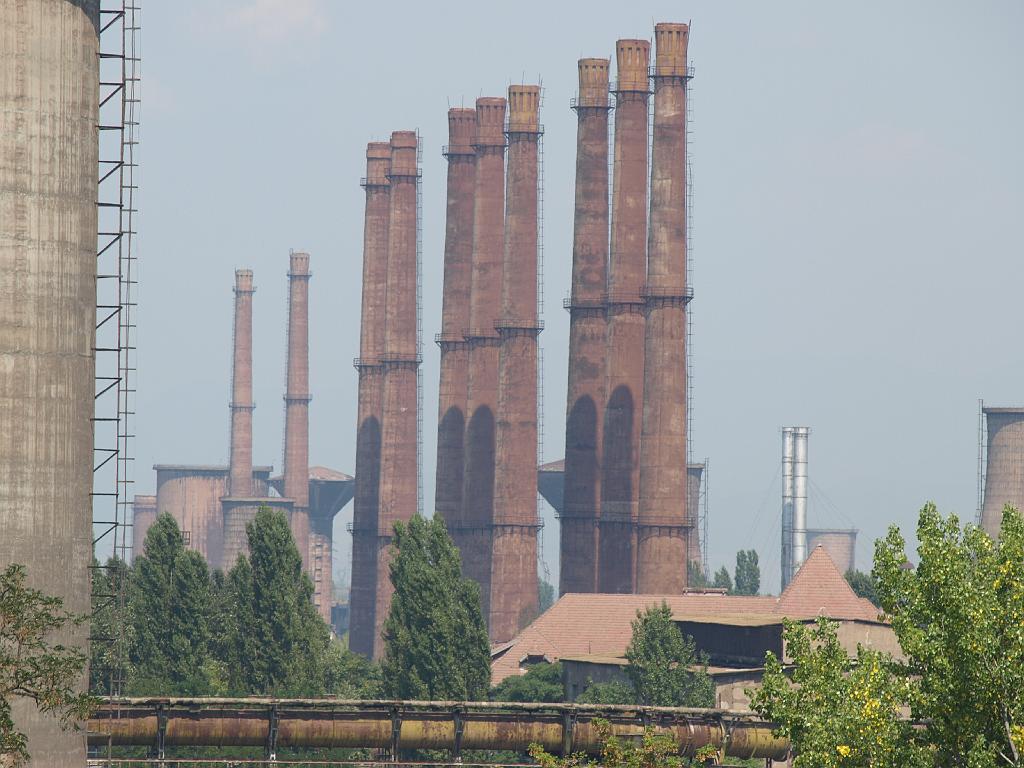 Erdély_2008_22.jpg - ez is Vajdahunyad, de nem a vár, mellesleg baromi ronda.