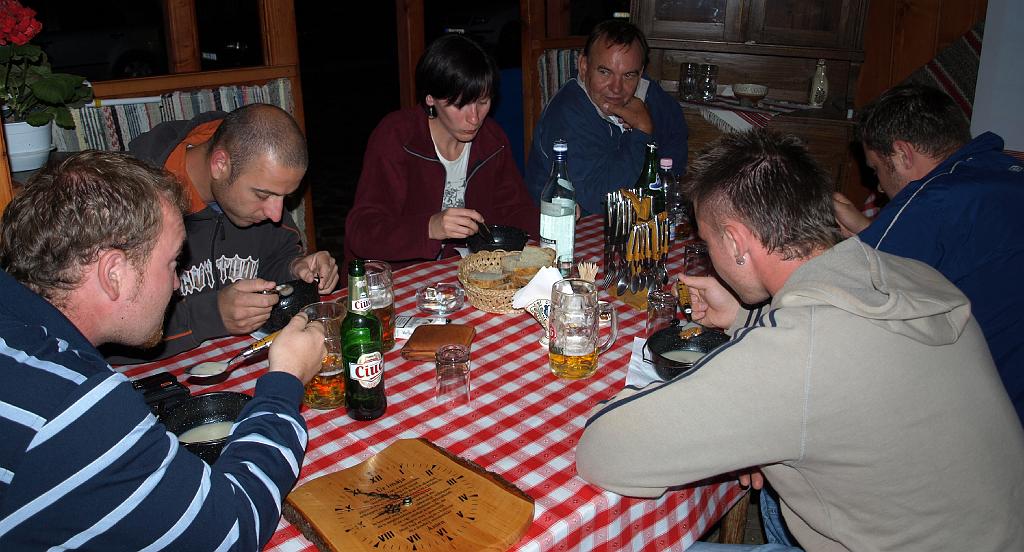 Erdély_2008_224.jpg - a vacsora.