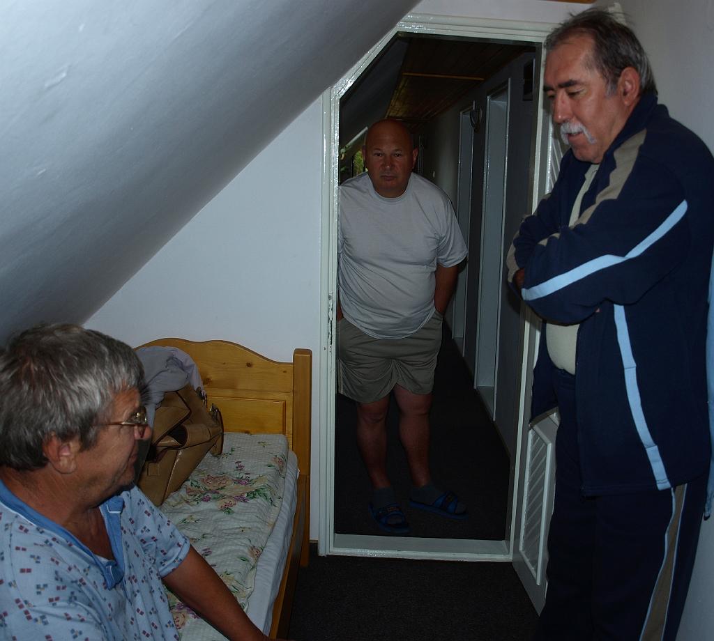 Erdély_2008_226.jpg - a reggeli pálinkára várva.