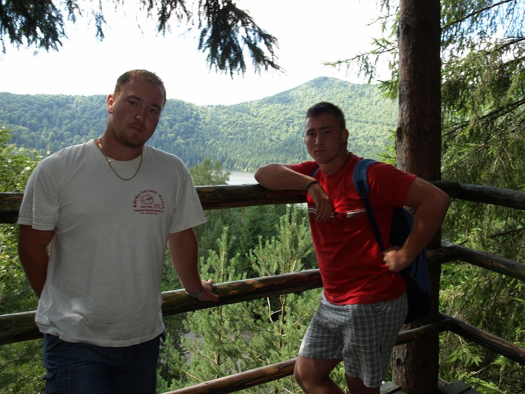 Erdély_2008_237.jpg - Erik és Endre a kilátóban.