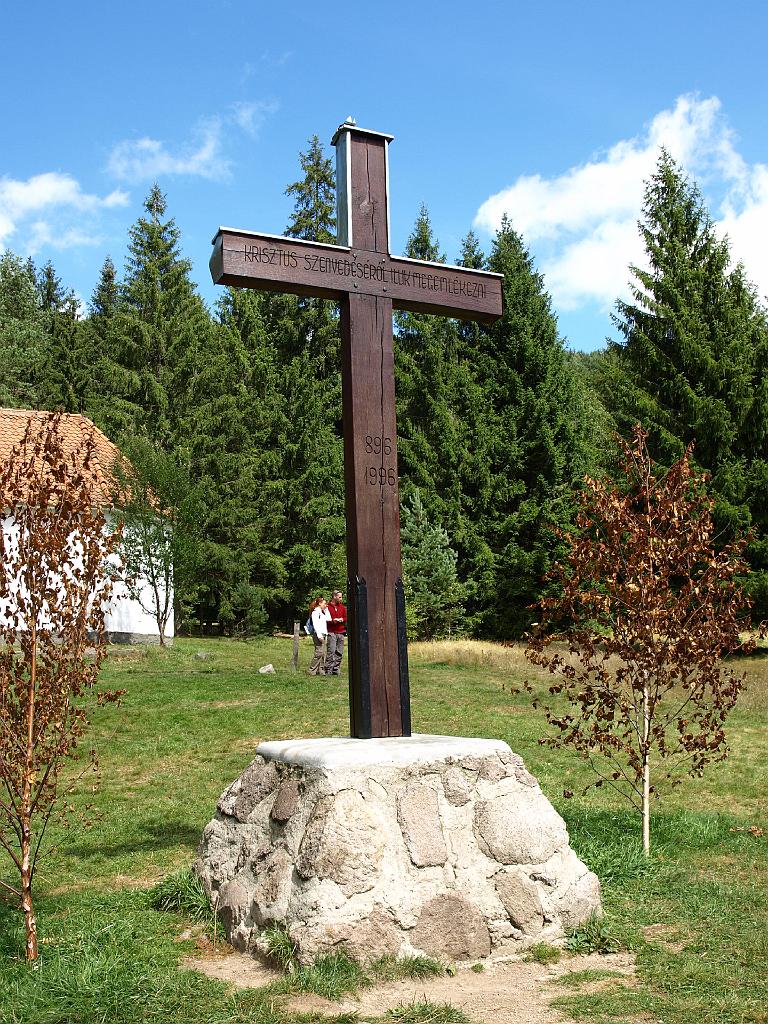 Erdély_2008_252.jpg - a kápolna előtti kereszt.