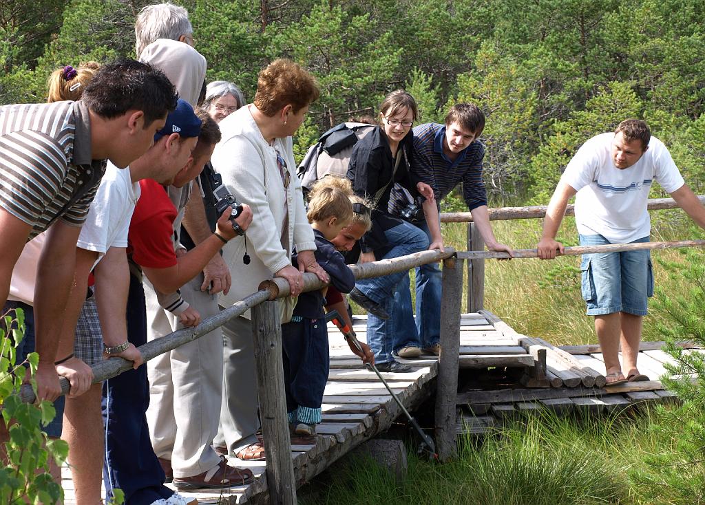 Erdély_2008_267.jpg - vezetőnk húsevő növényeket mutat.