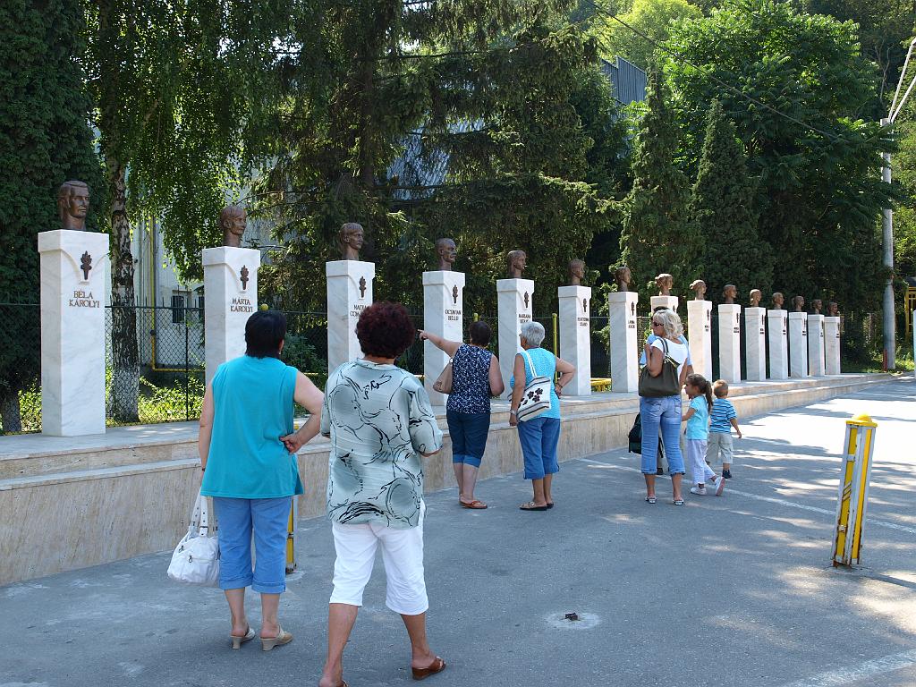 Erdély_2008_29.jpg - élsportolók várják a látogatókat.