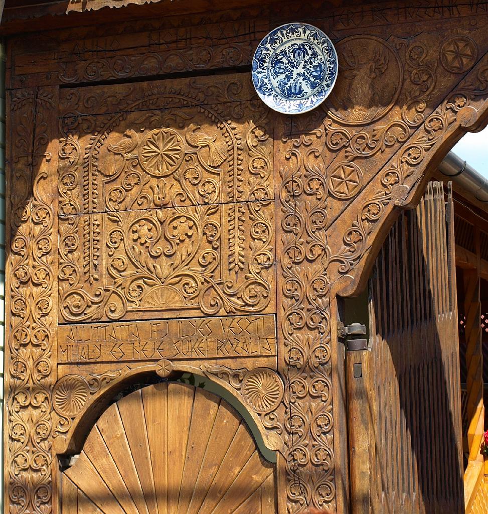 Erdély_2008_319.jpg - gyönyörűen faragott kapu.