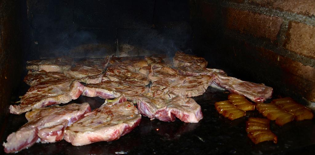 Erdély_2008_329.jpg - újra a Lutransil panzióban sütik a flekkent és kakastaréjt  számunkra.