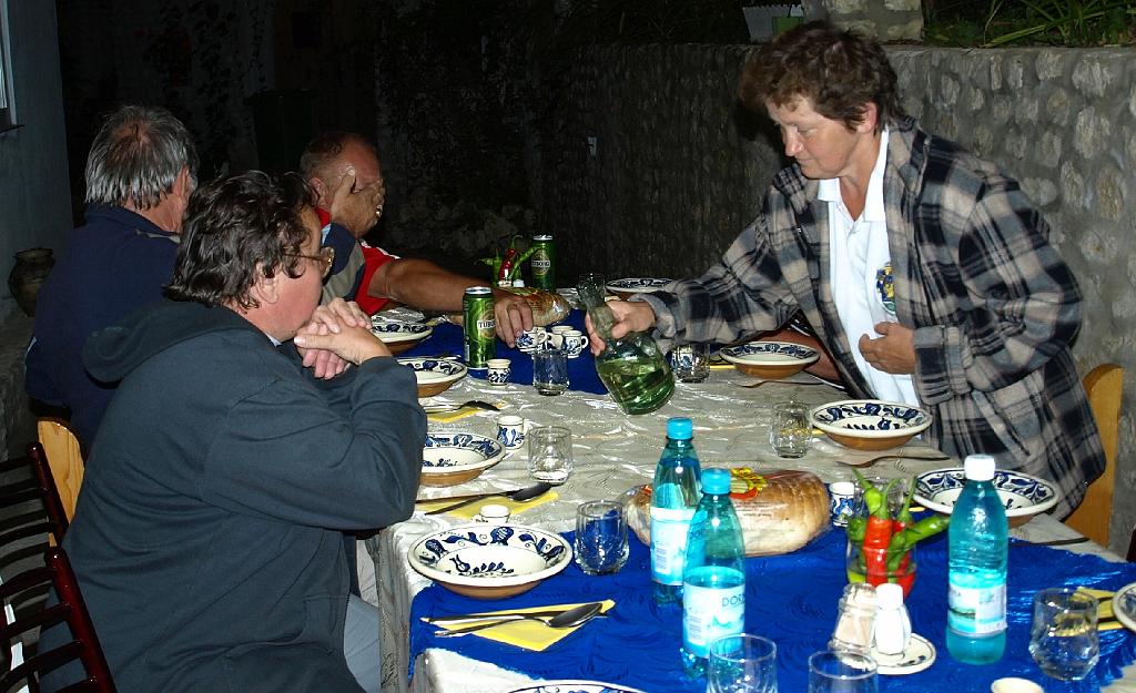 Erdély_2008_330.jpg - egy kis pálinka vacsora előtt.