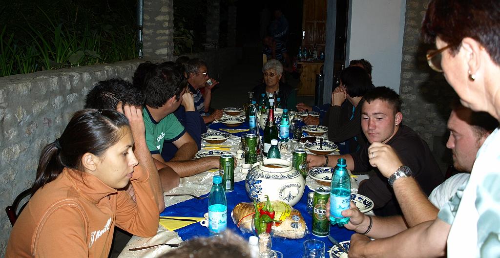 Erdély_2008_332.jpg - egy kis pálinka vacsora előtt.