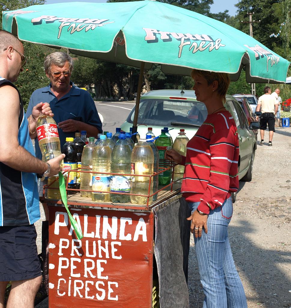 Erdély_2008_348.jpg - pálinkavásár.