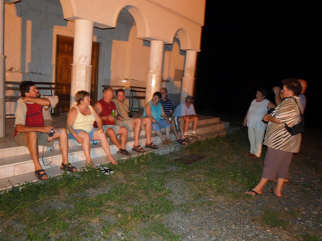 Erdély_2008_54.jpg - esti pihenő a templom lépcsőin.