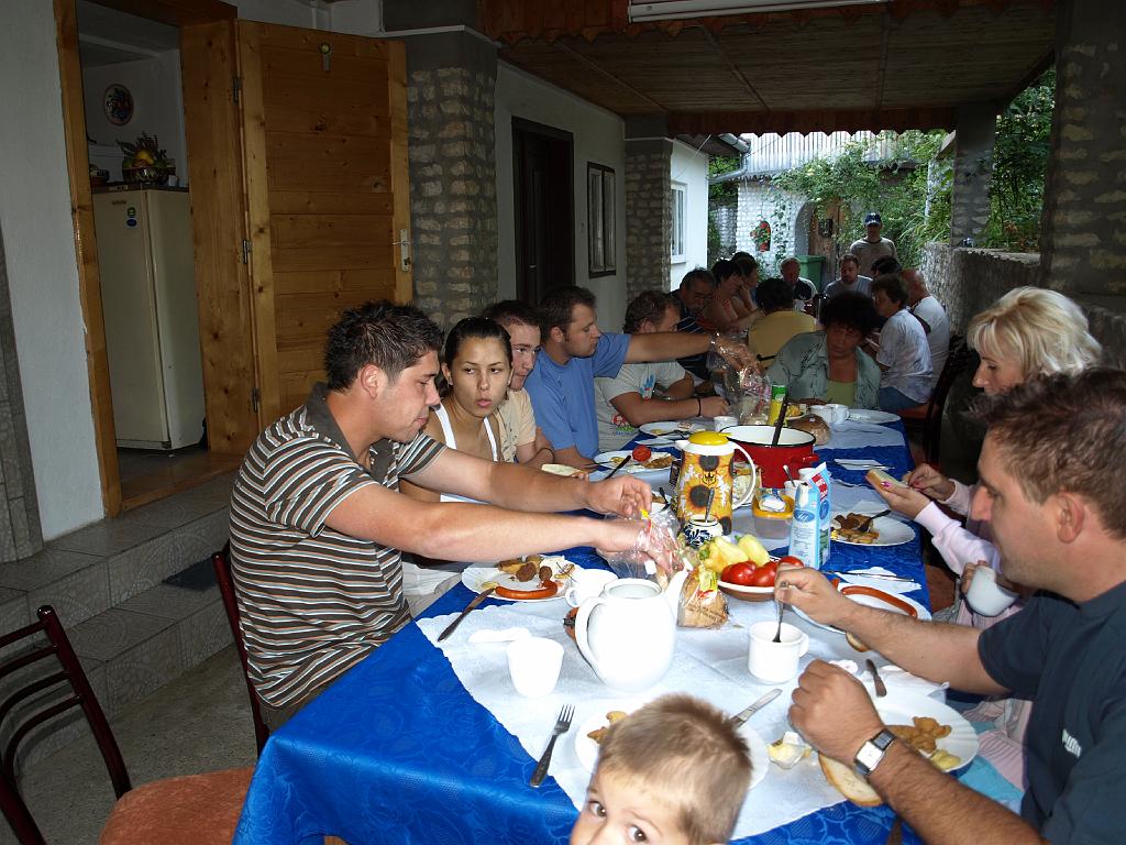 Erdély_2008_64.jpg - már mindenki felébredt és reggelizik.