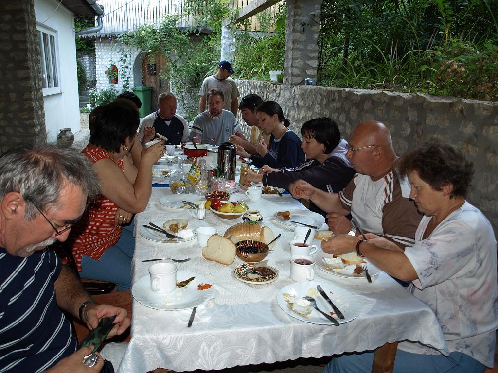 Erdély_2008_66.jpg - már mindenki felébredt és reggelizik.