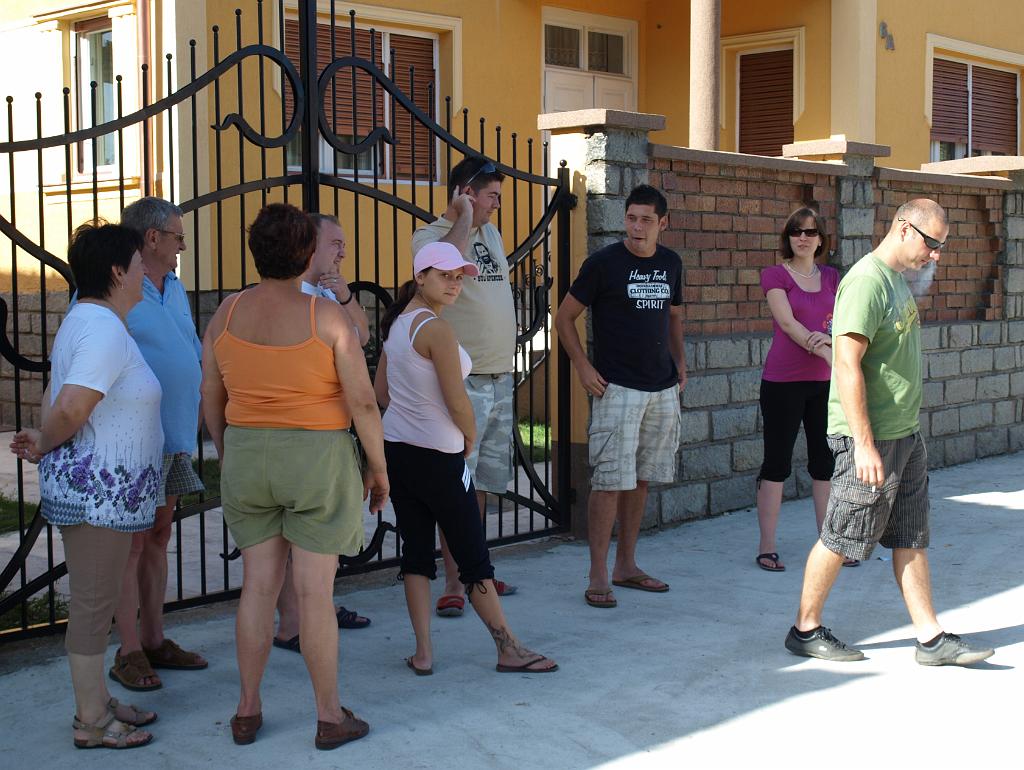 p7240723.jpg - Tenkén megálltunk egy kis láb és kéz mozgatásra, közben a lányok szétnéztek a piacon.