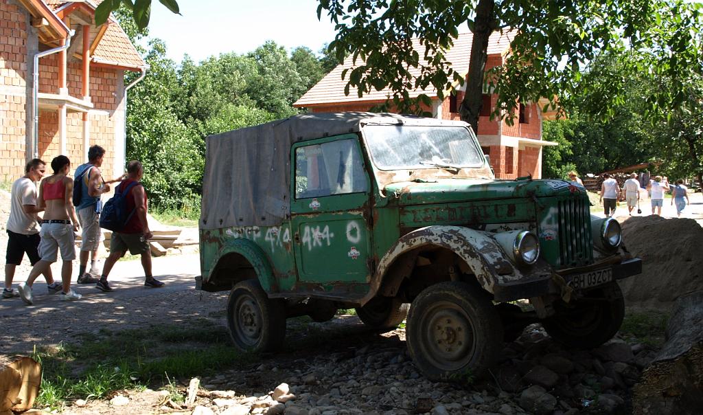 p7240777.jpg - elindultunk a Bélavár meghódítására, sajnos az öreg GAZ- 69 motorját valaki lenyúlta, így gyalog kellett mennünk.