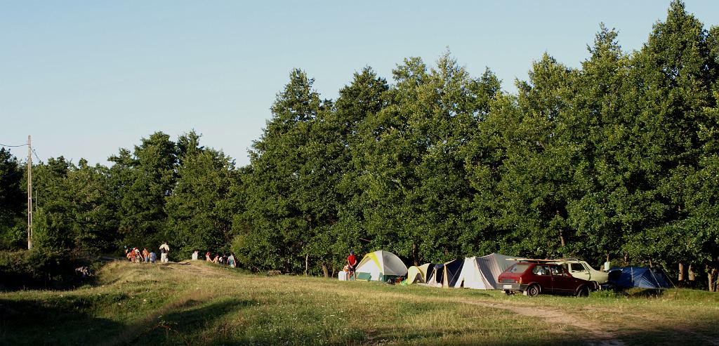 p7240887.jpg - sátortábor a patak mellett.
