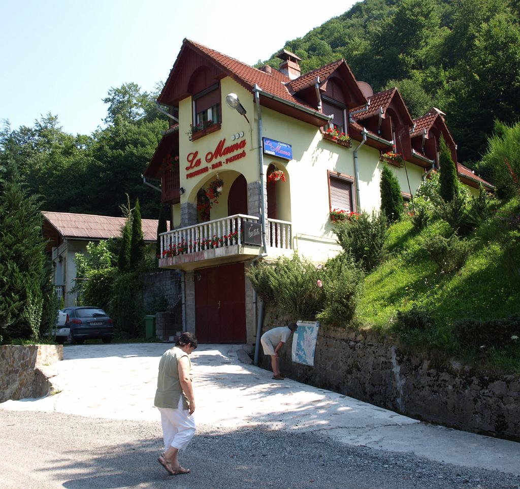 p7250952.jpg - a La Mama panzióba betértünk, mert Gézáék néhány éve laktak itt, sok kellemes élménnyel gazdagodva.