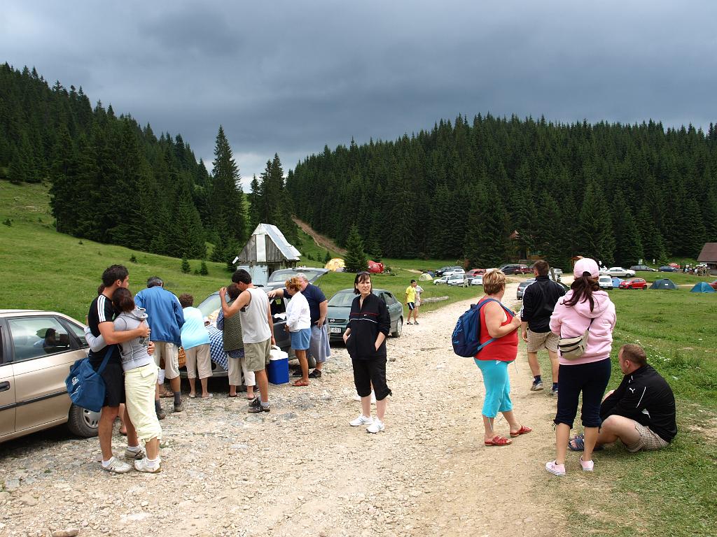 p7251000.jpg - a Csodavár előtt leálltunk az autókkal és a motorháztetőn megterítve kajáltunk.