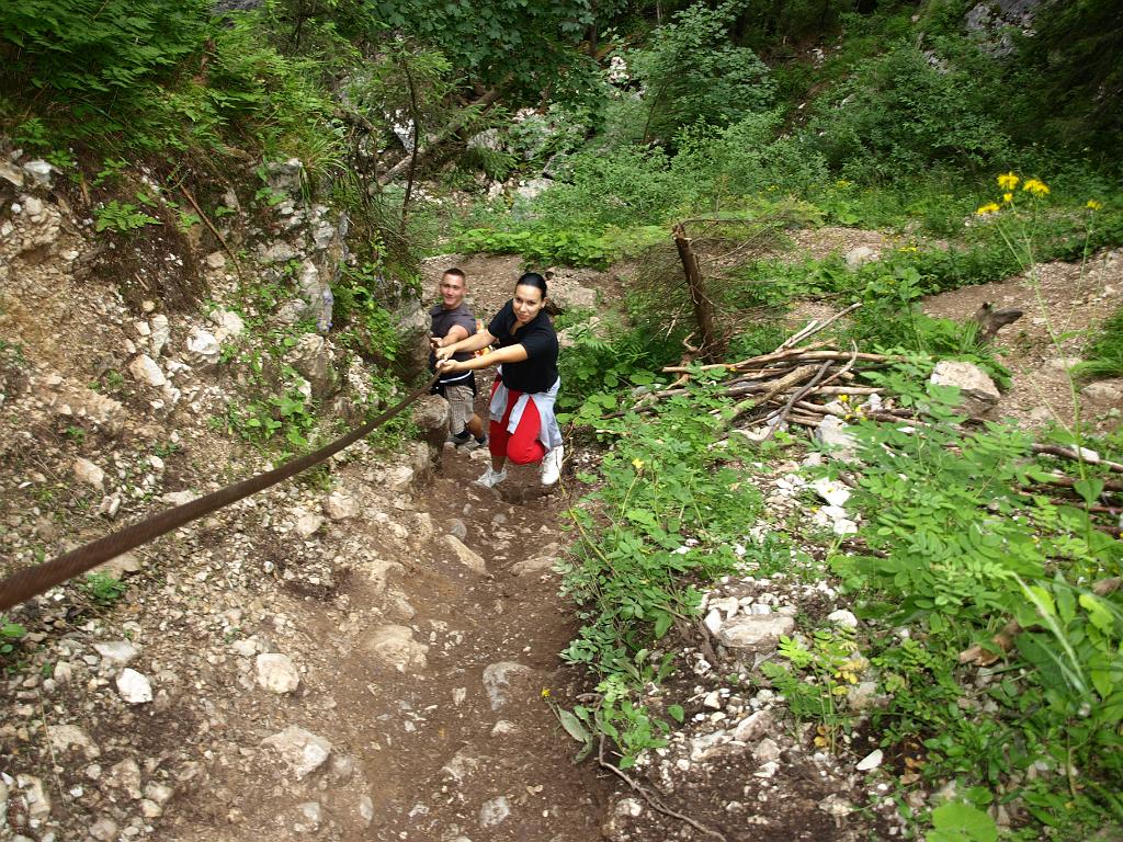 p7251039.jpg - néhol csak a drótkötélbe kapaszkodva tudtunk közlekedni.