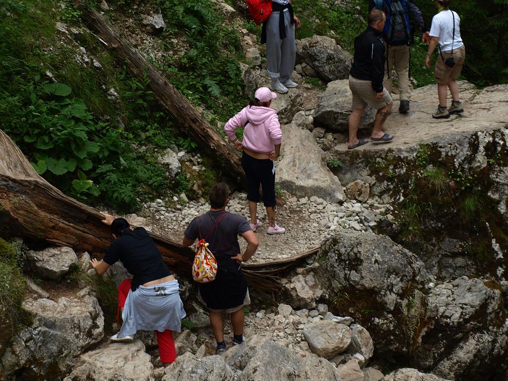 p7251050.jpg - várni kell, amig az előttünk haladók átjutnak az akadályokon.