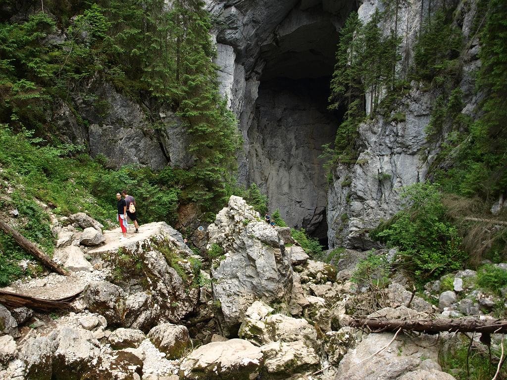 p7251053.jpg - már lehet hallani a barlangban levő vízesés hangját.