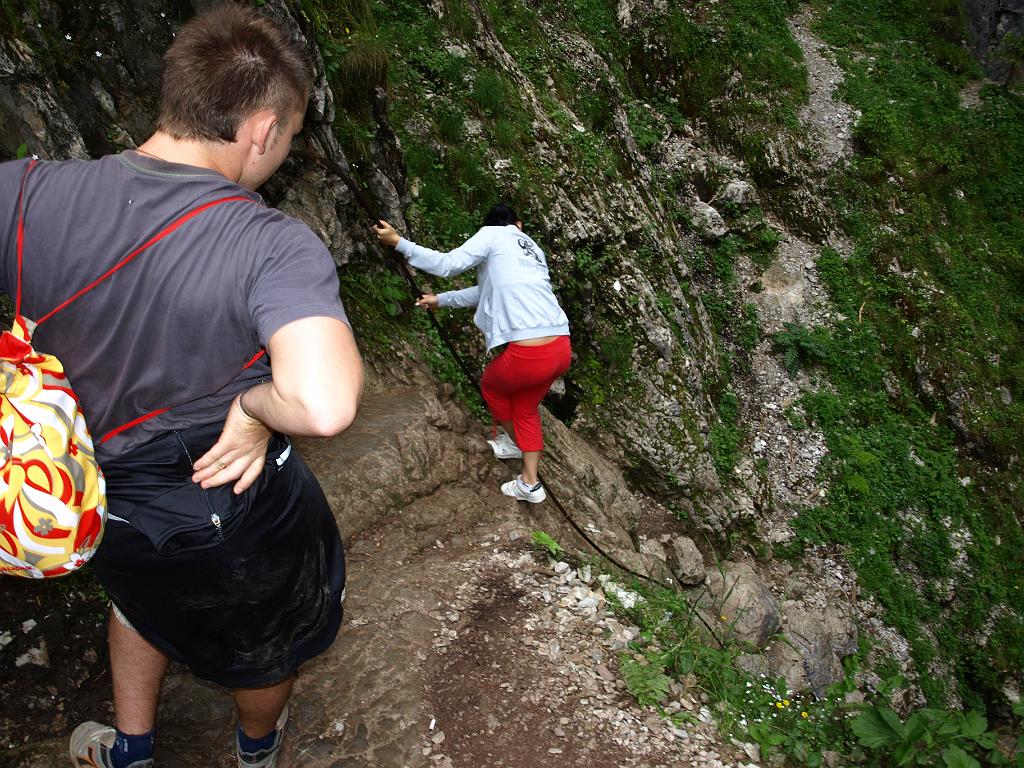 p7251065.jpg - Erika egyensúlyozik a drótkötélen