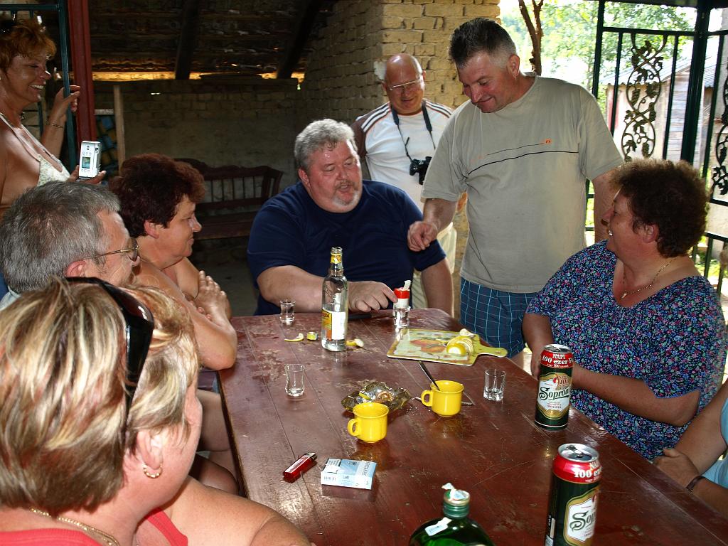 p7251169.jpg - Péter próbálgatja a tekilaivás technikáját.
