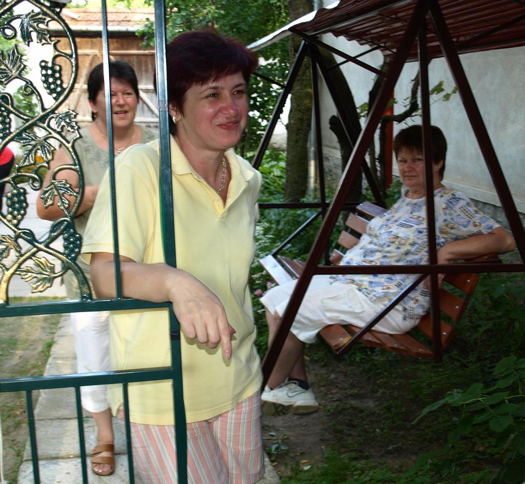 p7251174.jpg - Anikó megfigyeli, Péter milyen könnyen tanul!