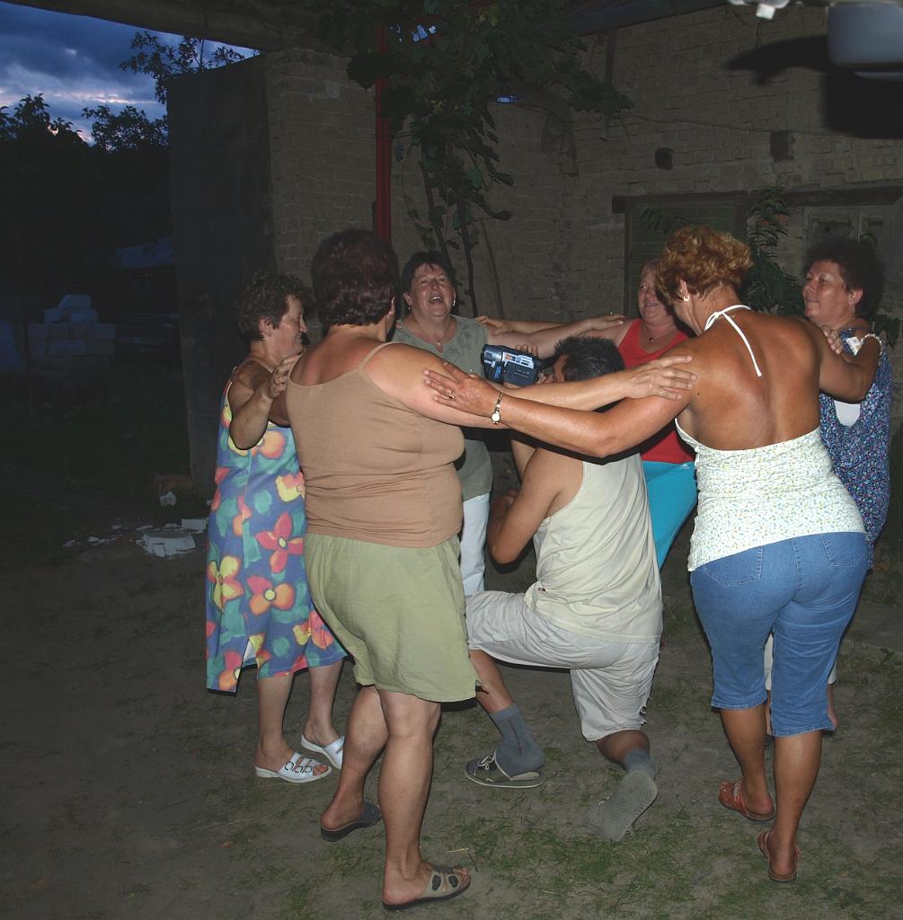 p7251192.jpg - a lányok körbetáncolják Gyulát.