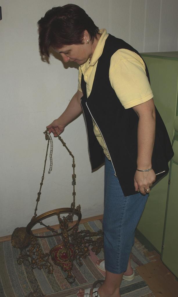 p7261475.jpg - Anikó egy öreg csillárt mutat.