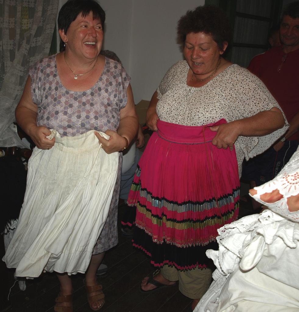 p7261481.jpg - Sárák szoknyát próbálnak.