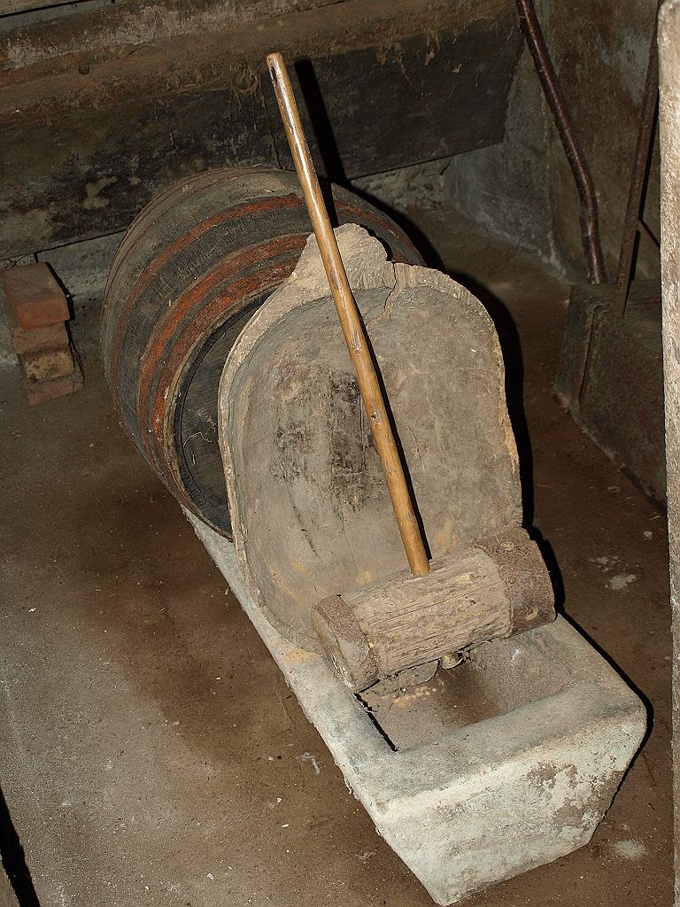 p7261494.jpg - öreg eszközök a csűrben.