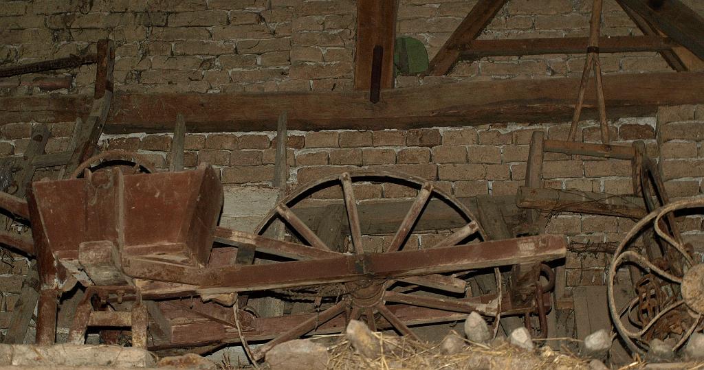 p7261496.jpg - öreg eszközök a csűrben.