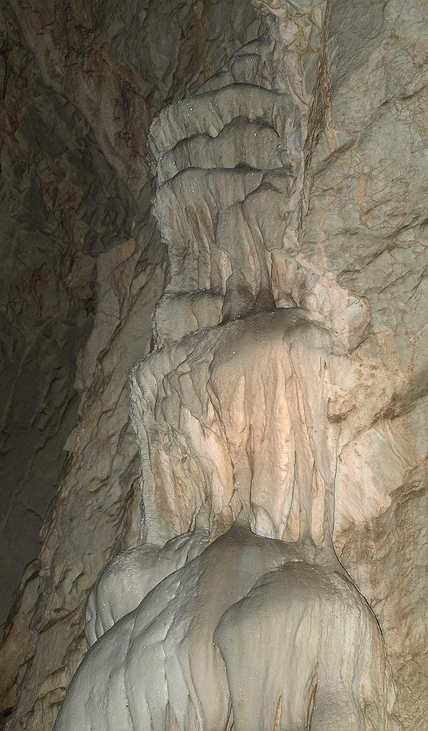 p7271555.jpg - ez a barlang nincs úgy kiépítve, mint a Medvebarlang, ezért saját lámpáinkal világítottunk, de talán ezért sokkal romantikusabb volt!