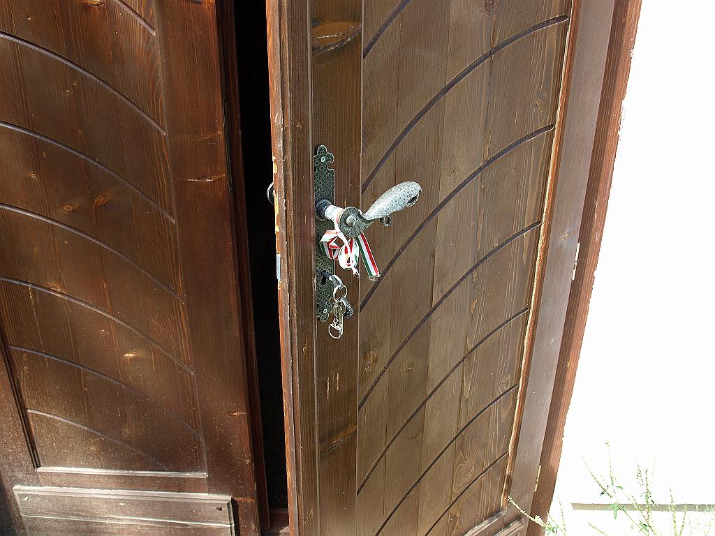 p7271716.jpg - nemzetiszínű szalag a kilincsen.