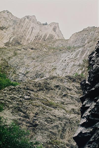 Erdély_2004_39.JPG - a hasadékban.