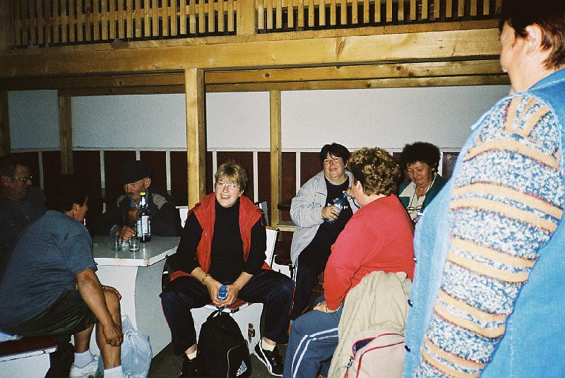 Erdély_2004_83.JPG - a lányok várják a "taxit" a kocsmában.