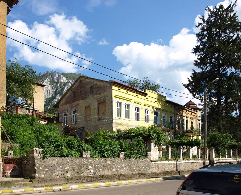 102.JPG - Valaha jobb napokat megélt épület. Bár ezt már elkezdték felújítani.