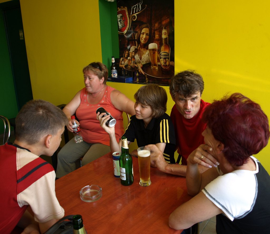 105.JPG - Van, aki vízzel és van, aki sörrel.
