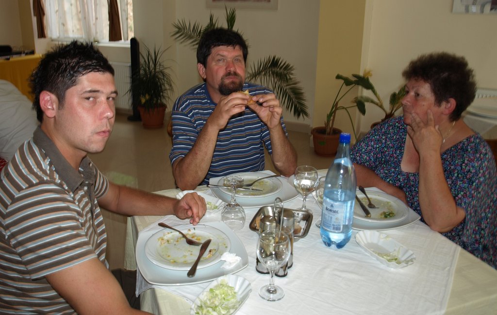 110.JPG - Ebéd közben.