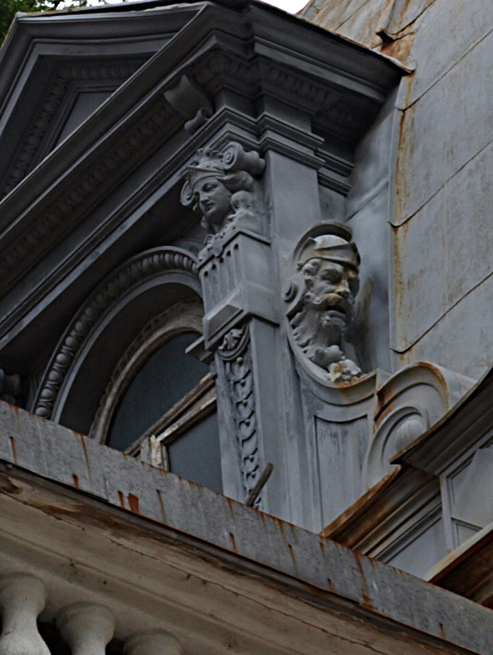 192.JPG - Épületbádogos remekművek.