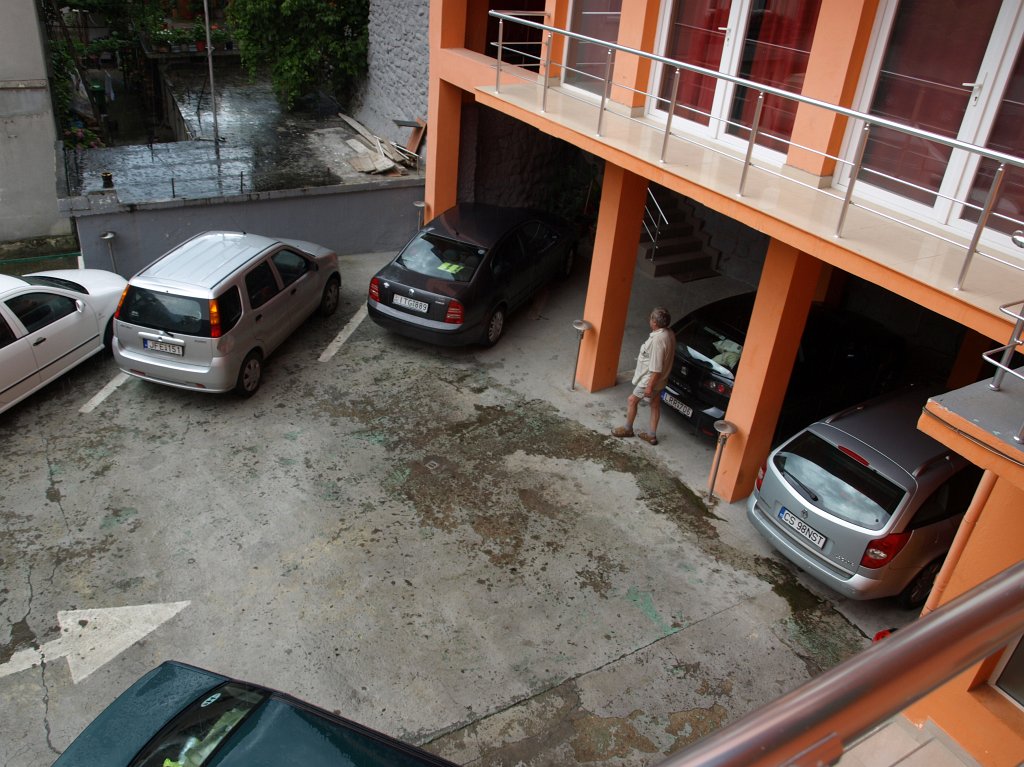 71.JPG - Háromnegyed kettő környékén megérkeztünk a Paradis panzióba, ahol mindenki birtokba vette a következő 6 napra neki jutó szállást.